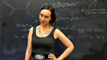 Los secretos de la “nueva Einstein”, la científica de Harvard que busca el “código fuente” del universo