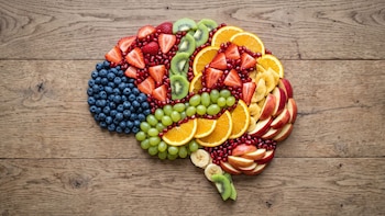 La fruta que los neurólogos recomiendan para cuidar el cerebro después de los 50 años