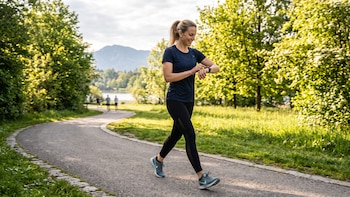 Un médico de Harvard recomienda caminar 10 minutos por la mañana para activar el cerebro y dormir mejor